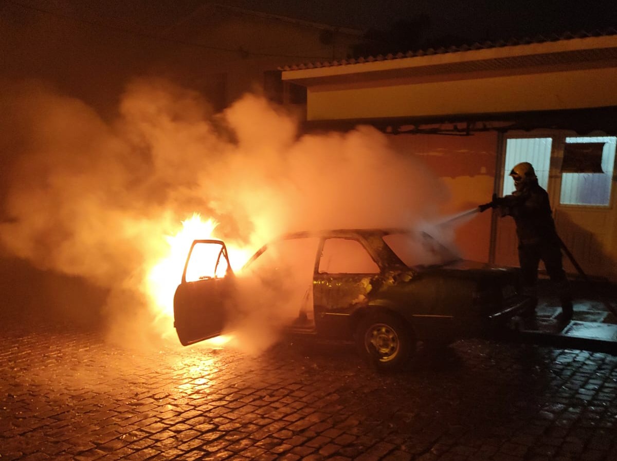 Bombeiros atenderam incêndio em veículo em São Marcos