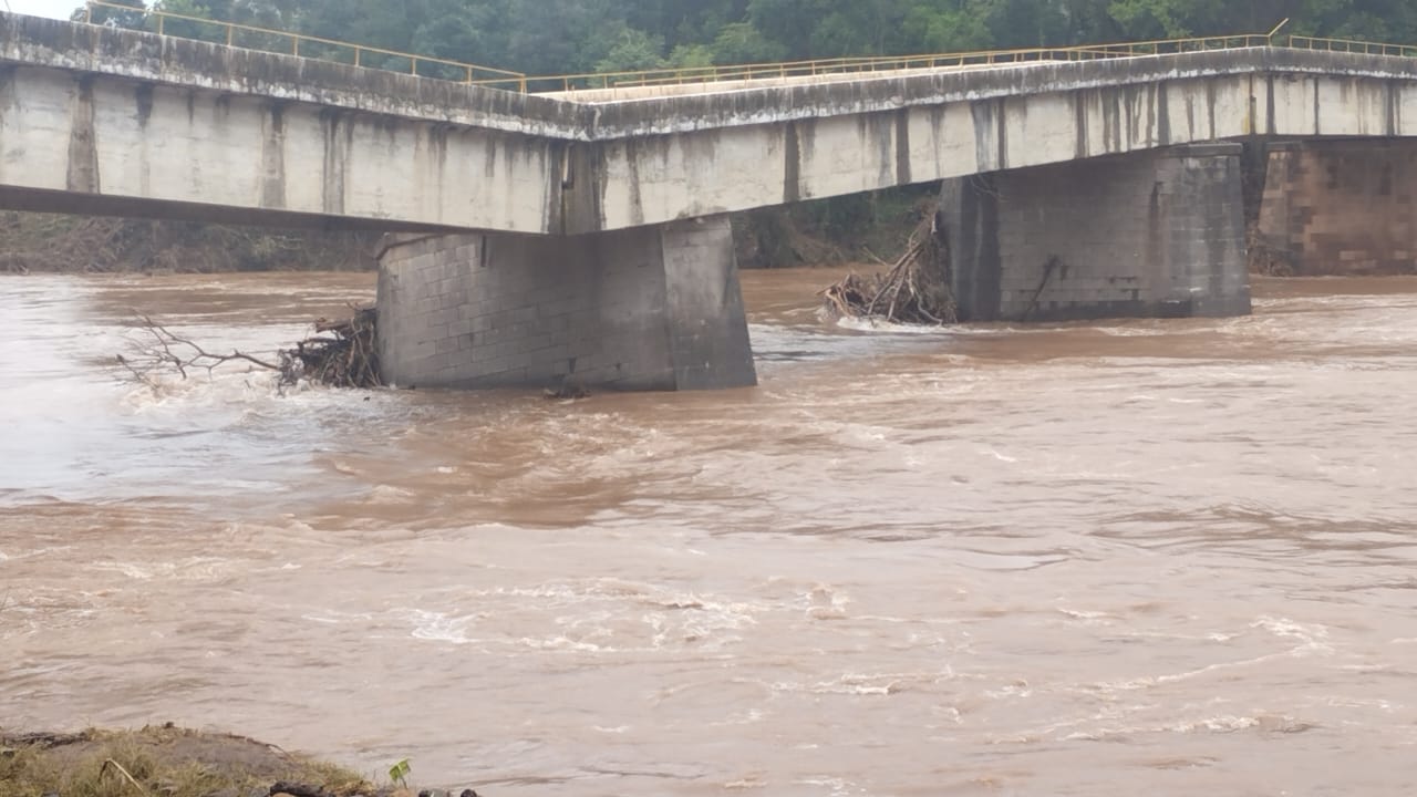 Ponte do Rio Caí, entre Caxias do Sul e Nova Petrópolis, é fechada por tempo indeterminado devido a dano estrutural