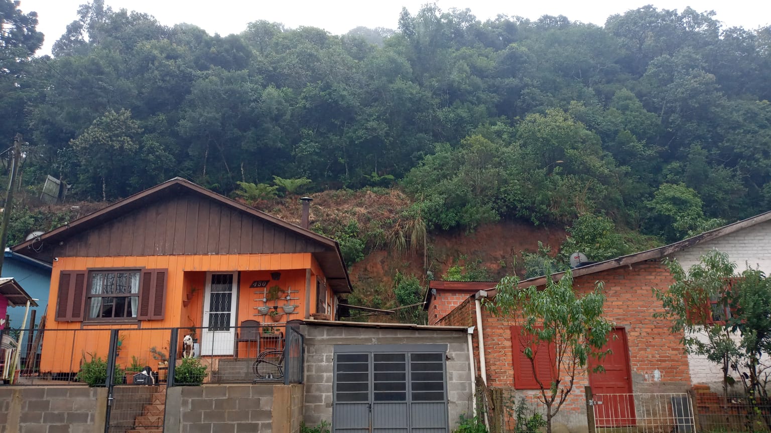 Defesa Civil e Bombeiros interditam 4 moradias no Colina Sorriso