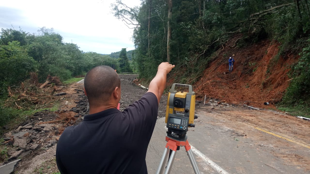 DNIT em ação na recuperação da BR-116 e prefeitura nas estradas do interior em São Marcos