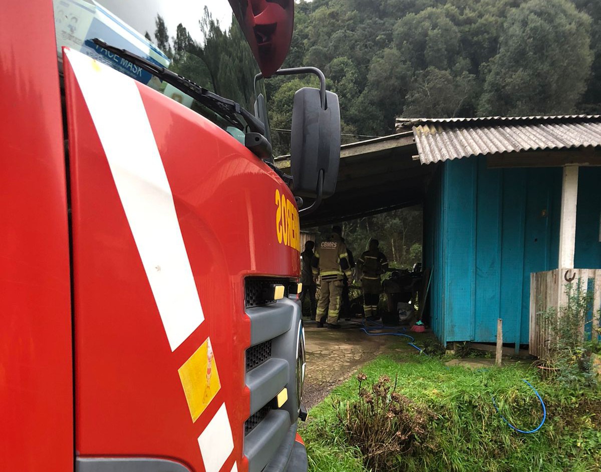 Bombeiros atenderam um princípio de incêndio em residência esta manhã