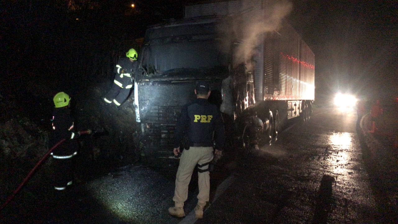 Caminhão pega fogo nas mãos de condutor embriagado