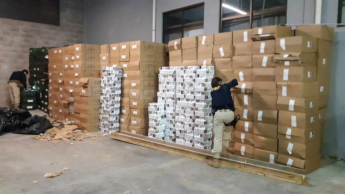 PRF apreende milhares de cigarros contrabandeados em depósito clandestino em Caxias do Sul