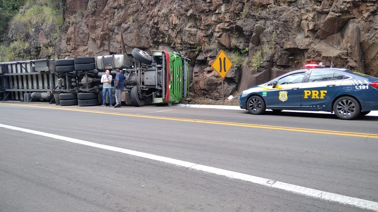Pista segue parcialmente interrompida na BR 116 onde caminhão tombou