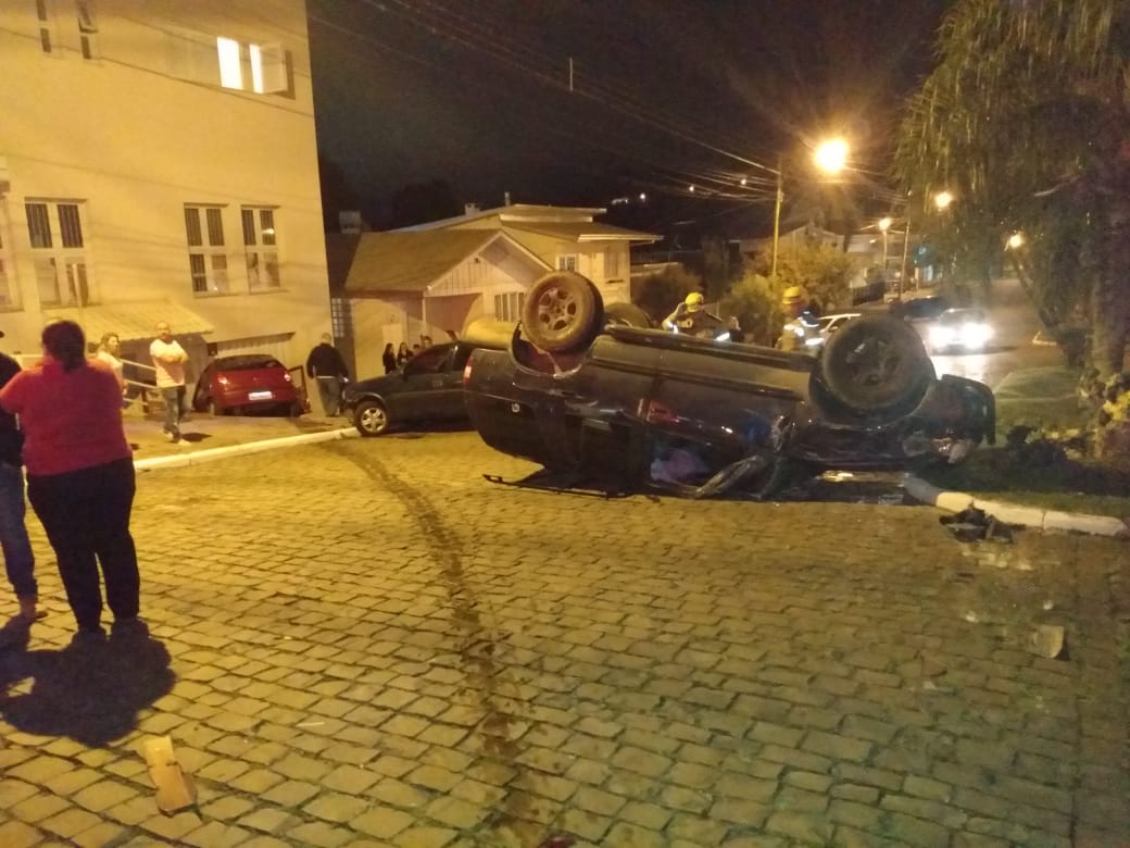 Colisão resultou em capotamento e deixou uma mulher ferida neste sábado (9) em São Marcos