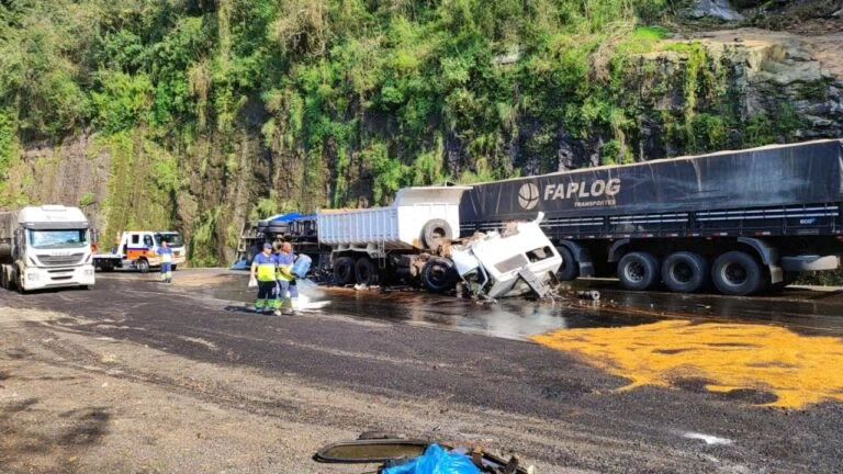 Motorista morreu após colisão entre três caminhões na ERS-122, em Flores da Cunha