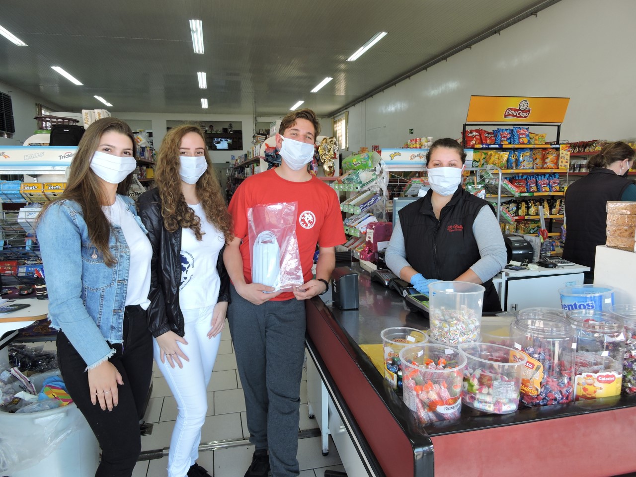Turma 301 do Ginásio entrega máscaras aos trabalhadores do comércio local