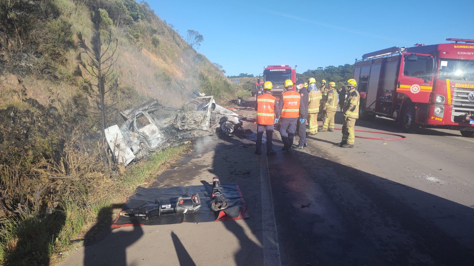 Dois adultos e uma criança, morreram em acidente na Rota do Sol esta manhã