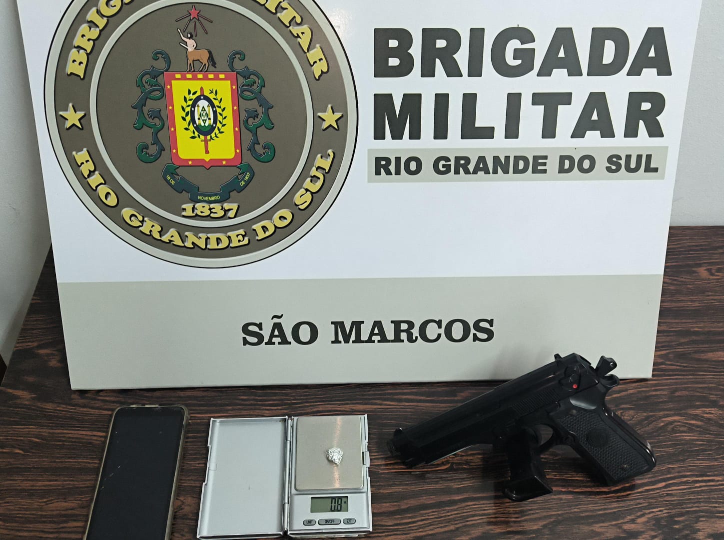 Brigada Militar recaptura procurado da justiça em posse de simulacro e entorpecente
