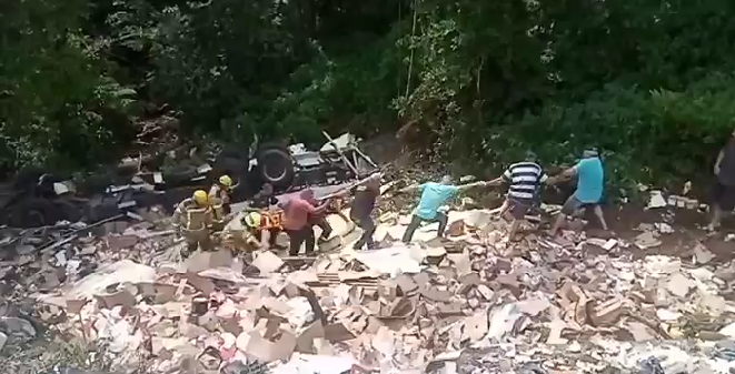 Motorista é resgatado com vida após tombamento na Serra das Antas