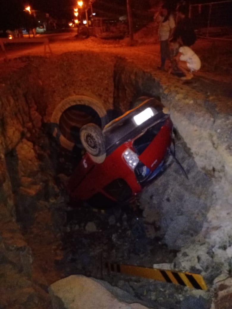 Carro caiu em buraco de obra no centro de São Marcos esta madrugada