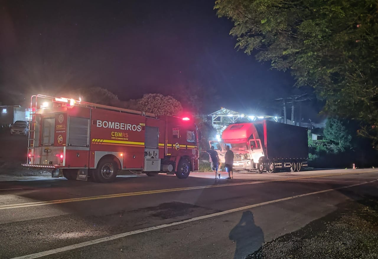 Caminhão carregado de bobinas de papel e arame de solda pega fogo na BR-116 em São Marcos