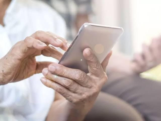Mensagens falsas prometem ressarcimento de descontos a aposentados