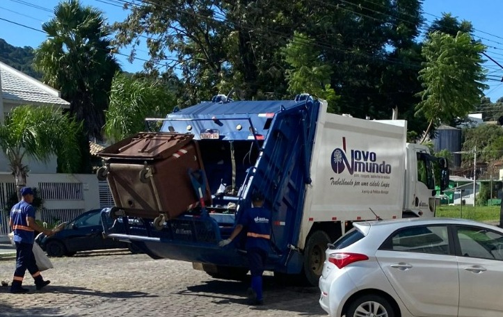 Problema mecânico em caminhão de coleta causa acúmulo de lixo no centro de São Marcos