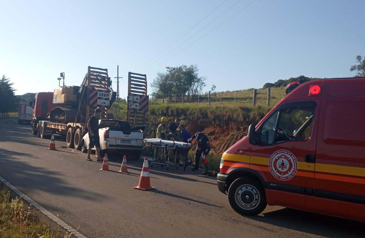 Homem fica ferido após colisão envolvendo carro e caminhão esta manhã