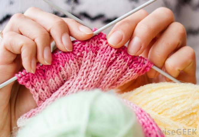 Grupo de mulheres de São Marcos arrecada lãs para confeccionar roupas infantis para doação