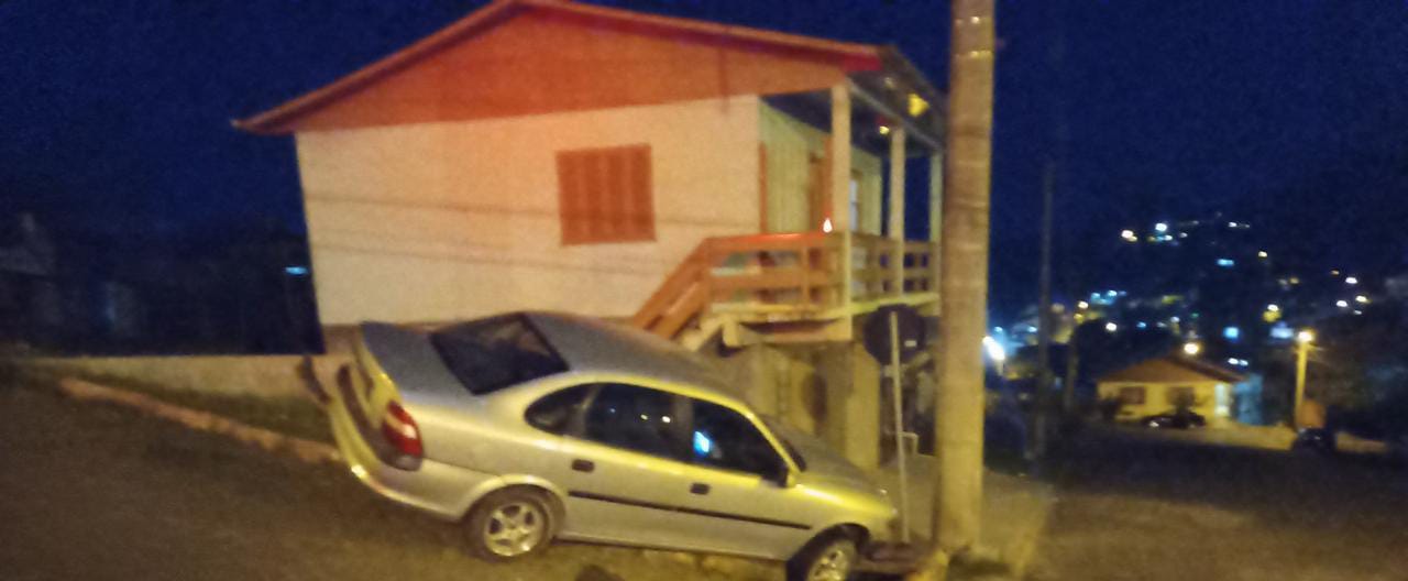 Após colidir em poste, condutor abandonou o veículo e fugiu