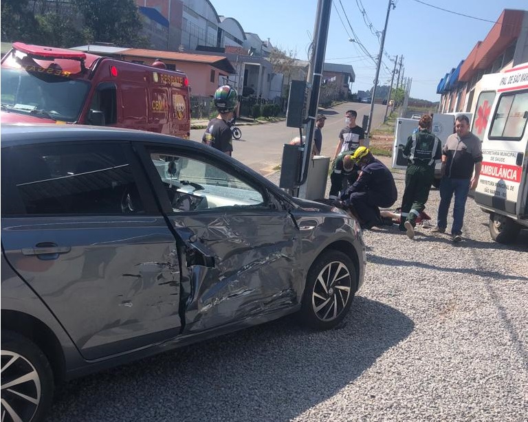 Menor ficou ferido após colisão entre carro e moto nesta sexta-feira (26)