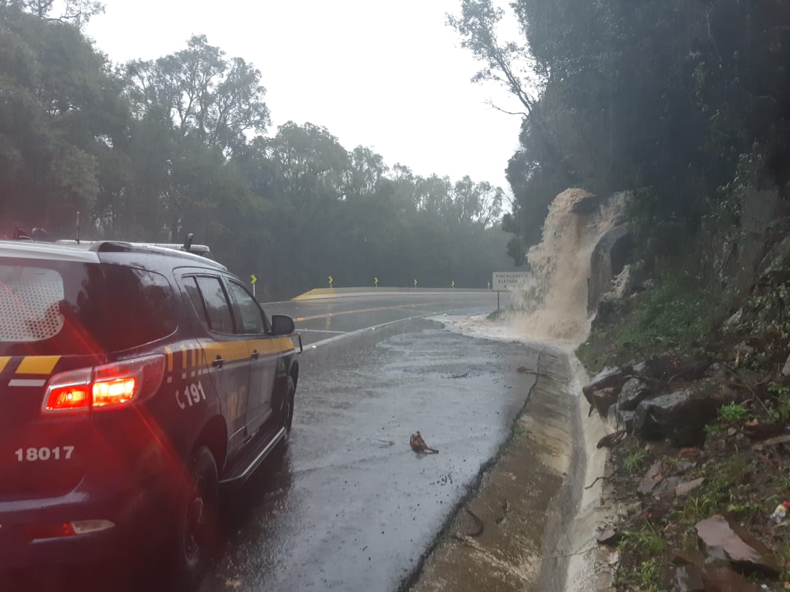 Apesar da chuva, trânsito segue normalmente nas rodovias da serra