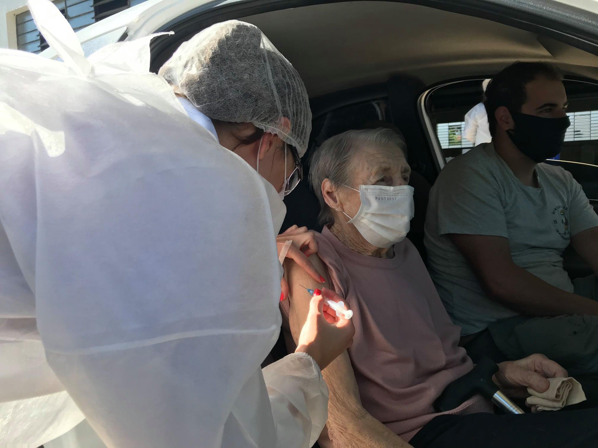 Idosos de 85 anos ou mais irão receber a 2° dose vacina nesta terça