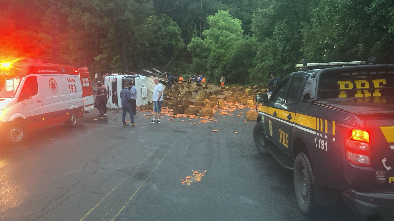 Trânsito totalmente bloqueado na BR-116 em Pedras Brancas