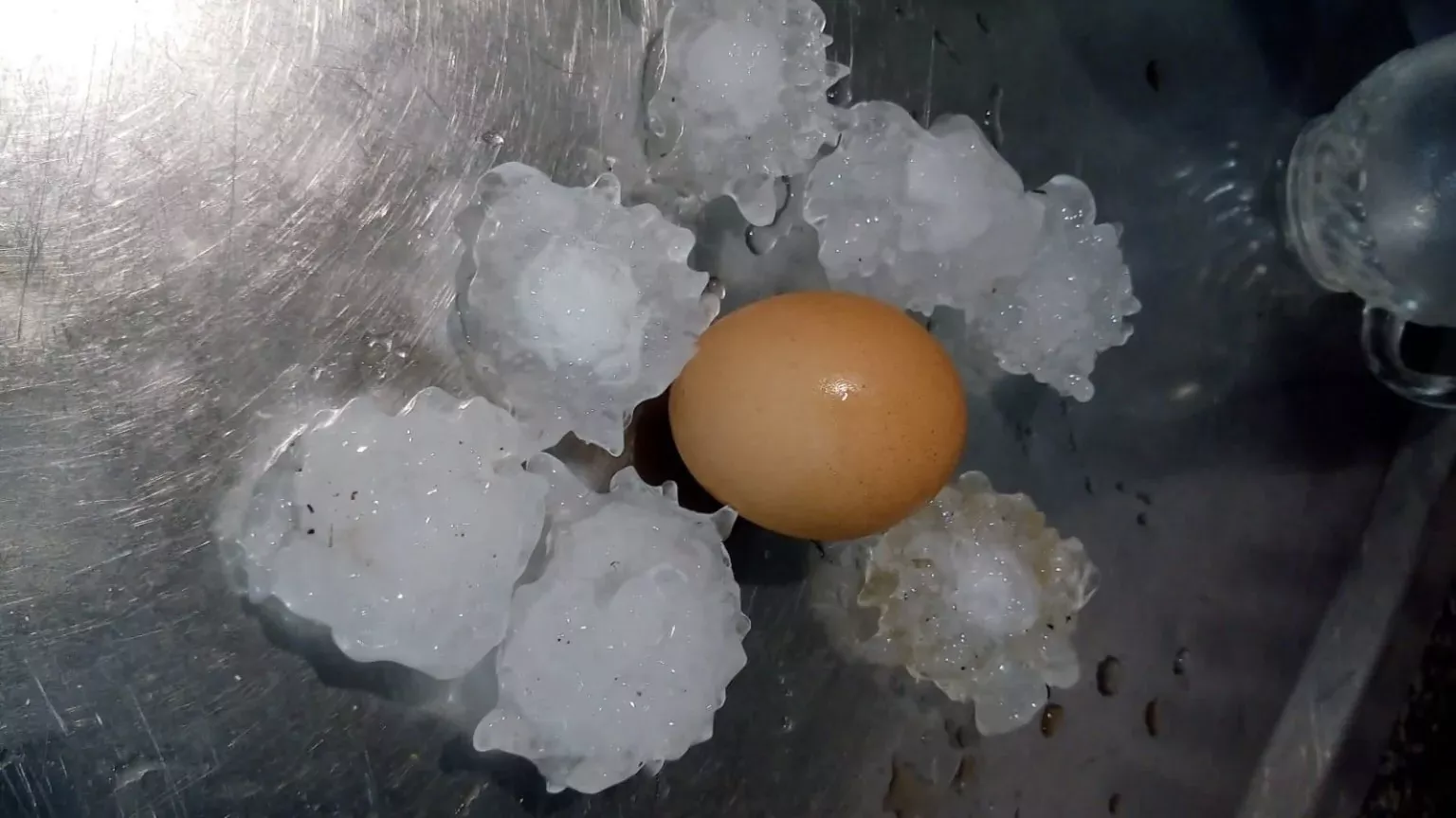 Granizo do tamanho de ovos acompanha avanço de frente fria