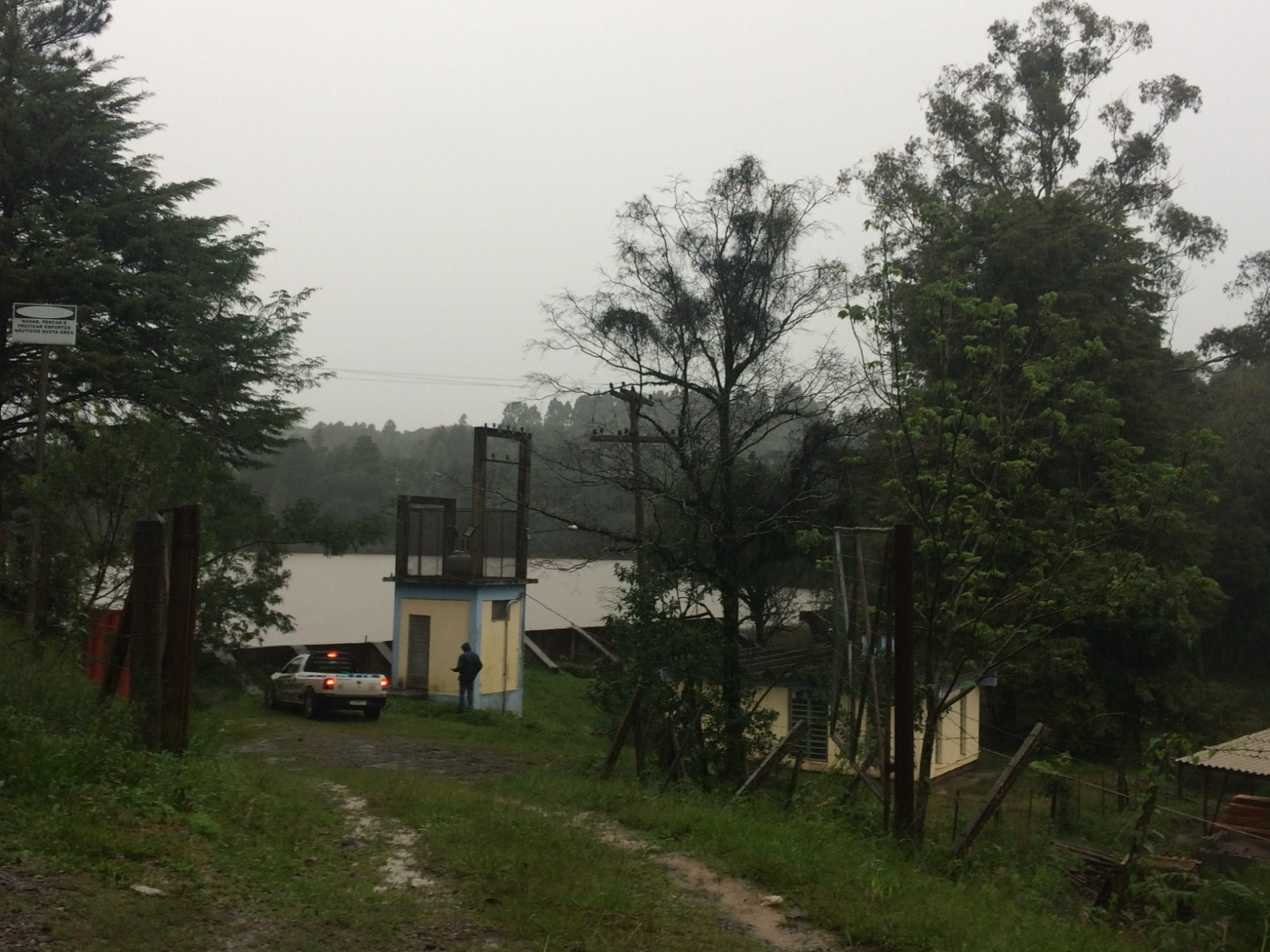 Corsan realiza manobra para garantir abastecimento de água em São Marcos após alagamento do sistema de bombeamento