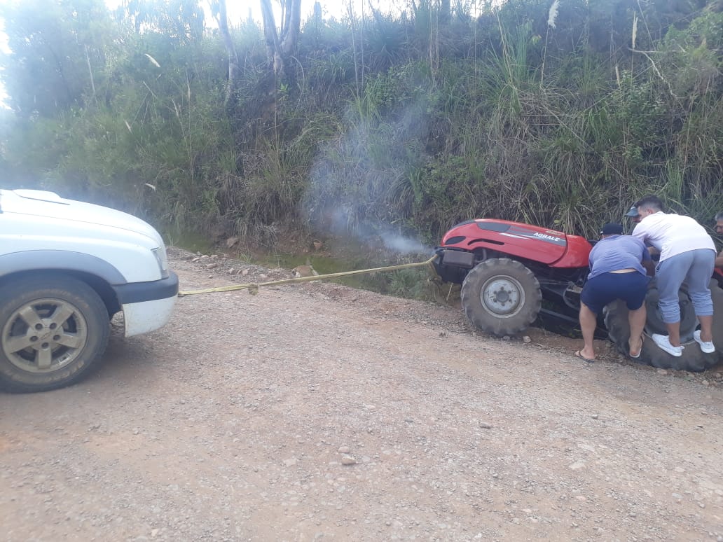 Acidente com trator deixa condutor ferido esta manhã
