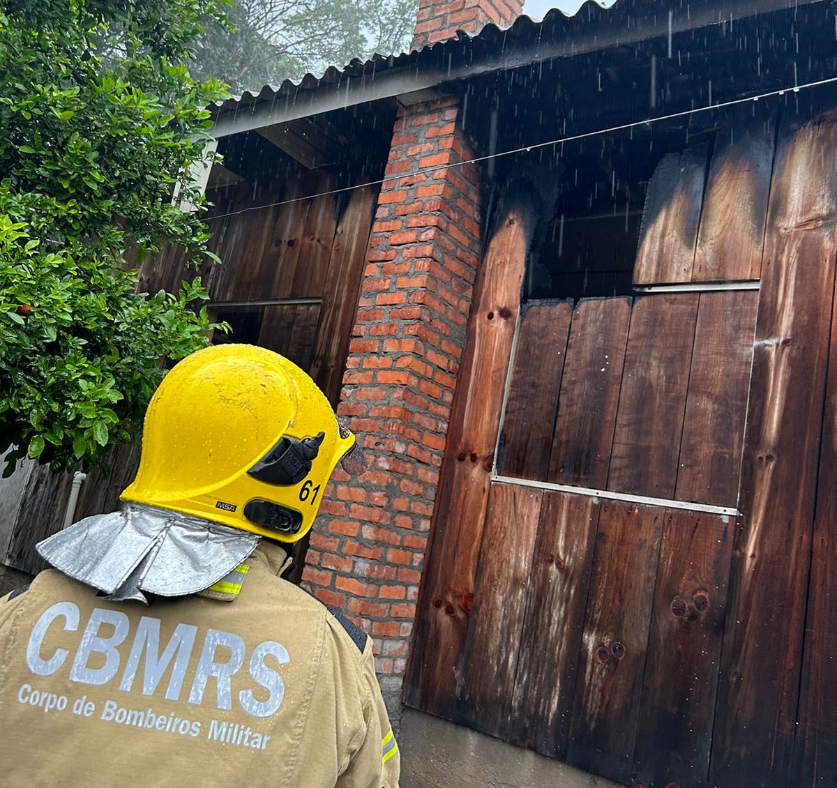 Bombeiros atendem princípio de incêndio em residência de madeira em Pedras Brancas