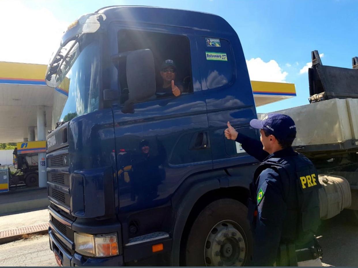 Em ação coordenada em todo país, PRF e voluntários  prestam auxílio a caminhoneiros