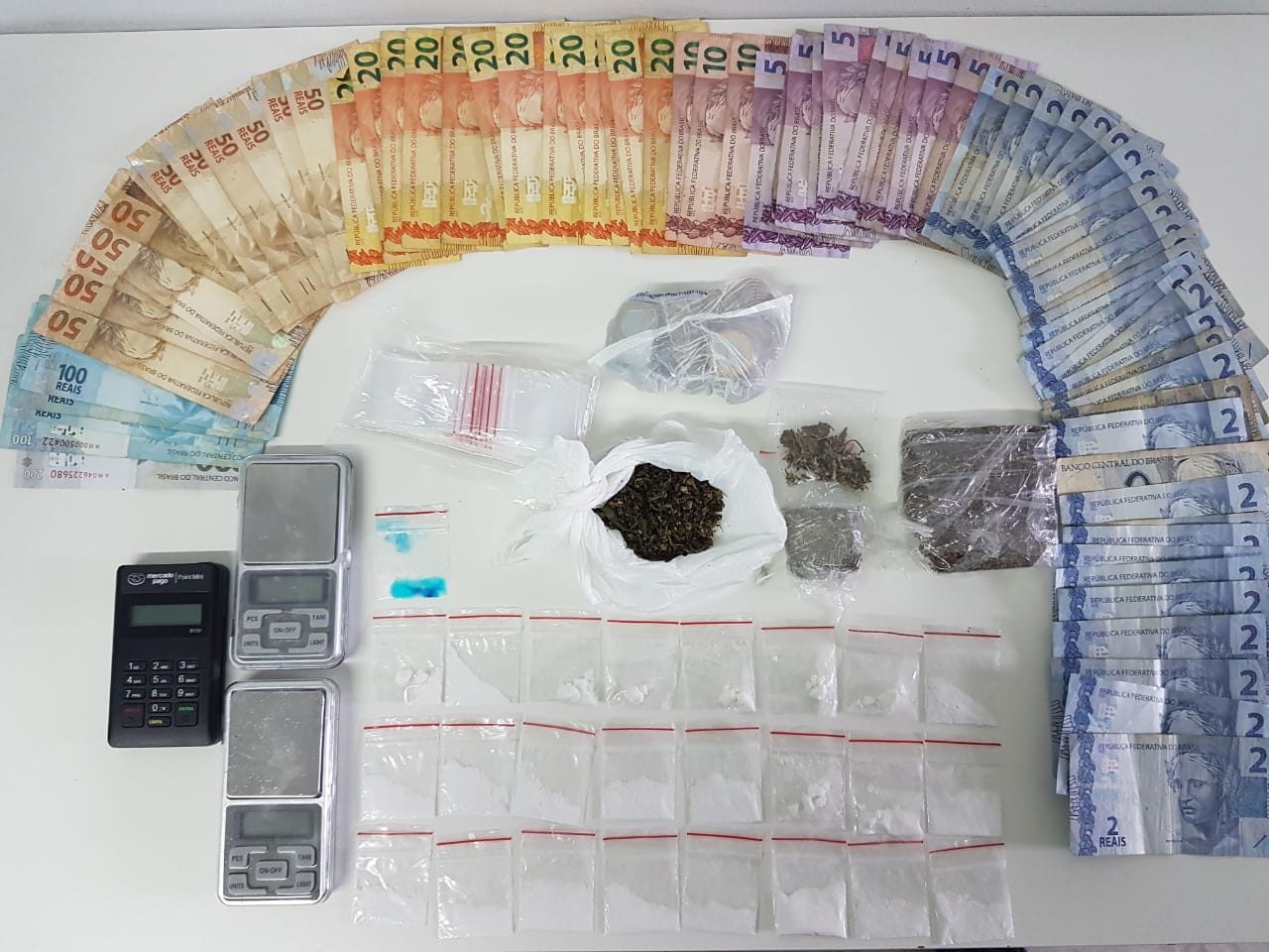 Polícia Civil prendeu dois homens e apreendeu um menor esta manhã