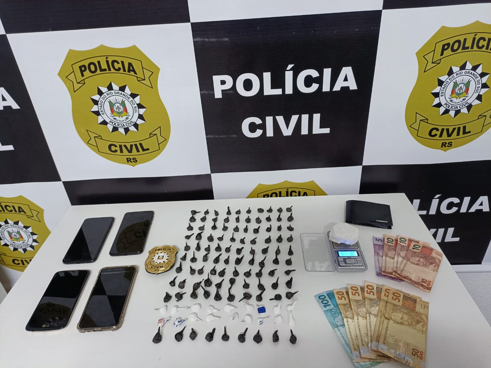 Polícia Civil apreendeu cerca de R$ 18 mil em drogas no bairro Francisco Doncatto
