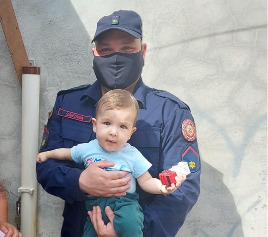 Por telefone, bombeiro orienta salvamento de bebê de 8 meses