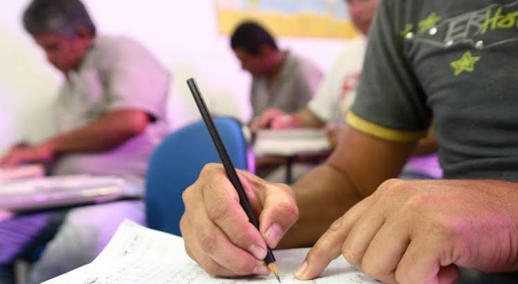Inscrições para EJA de ensino médio seguem até o dia 25 no Ginásio