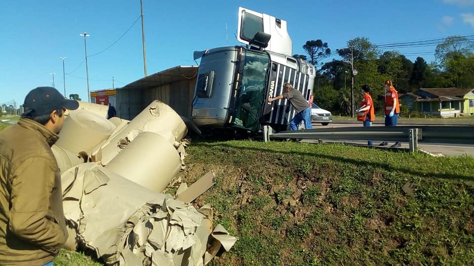 Caminhão de São Marcos tombou em Santa Catarina neste domingo