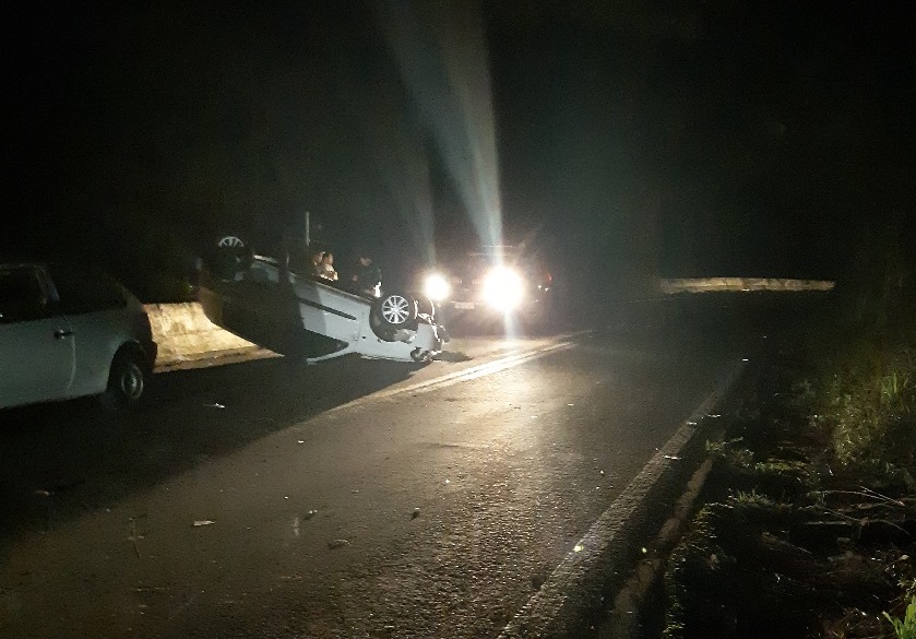 Lei do retorno: condutor capota após fugir de outro acidente