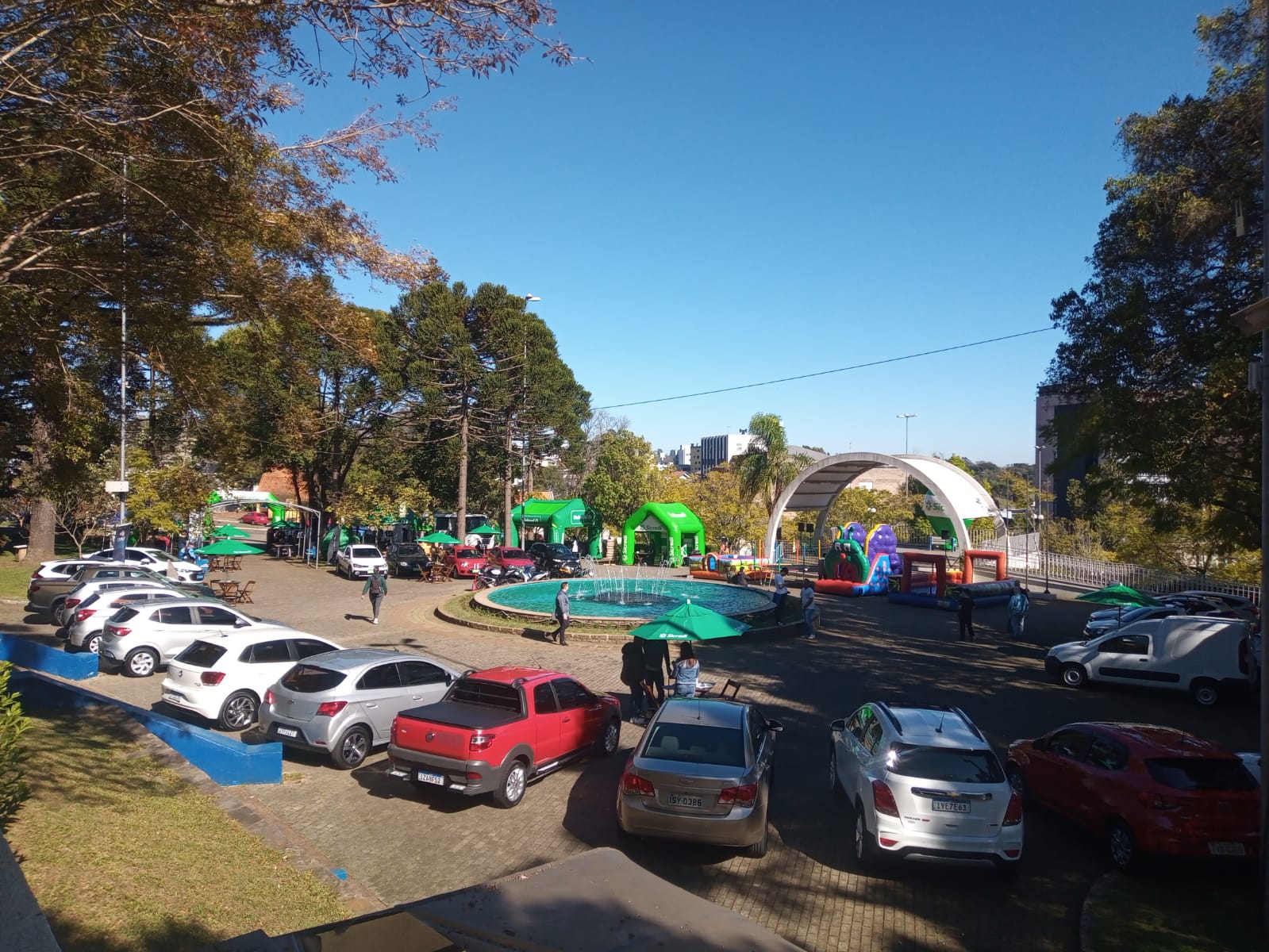 Dia de Negócios Sicredi Veículos realiza sonho do carro novo na Praça Dante Marcucci