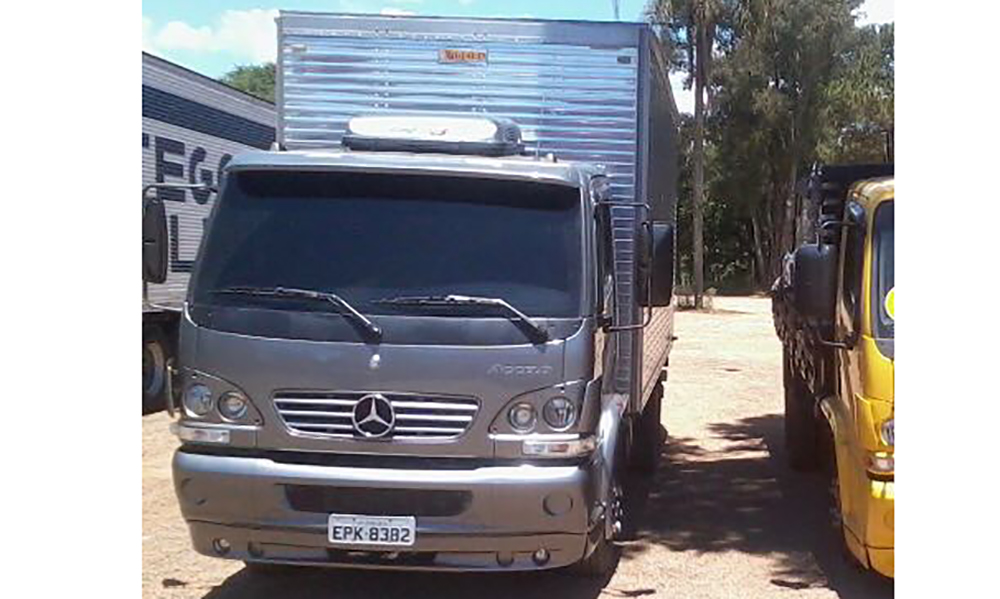 Caminhão foi recuperado uma hora após ser roubado no bairro São José
