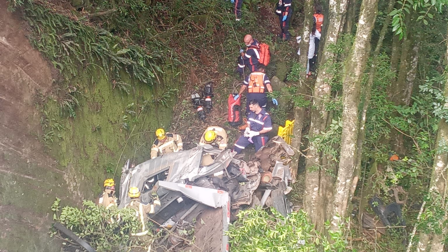 Grave acidente na BR 116: caminhão plataforma caiu da ponte no Arroio Faxinal