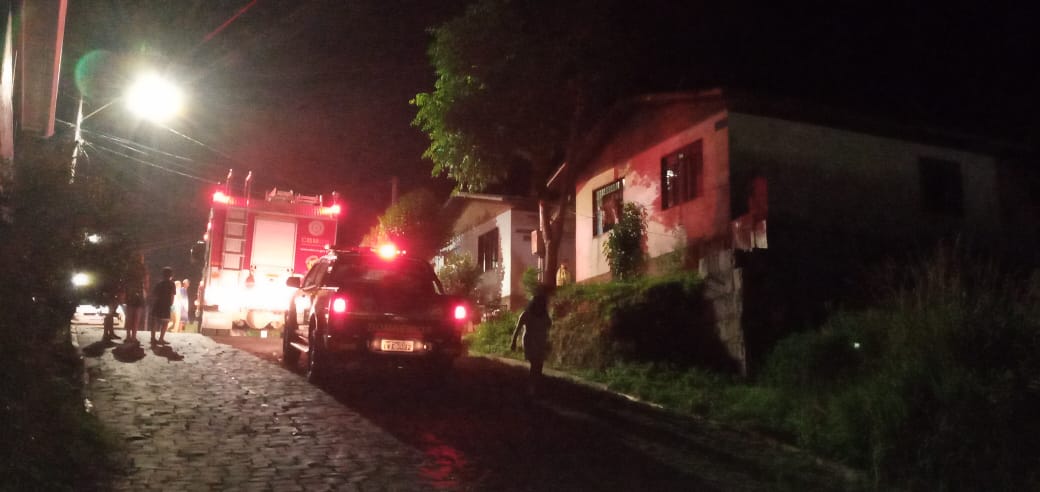 Bombeiros atenderam princípio de incêndio no Colina Sorriso