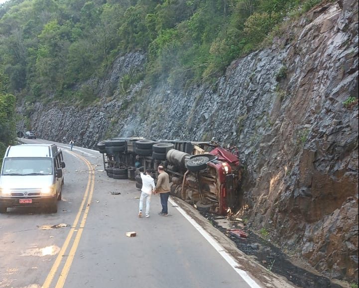 Caminhoneiro fica gravemente ferido após acidente na ERS-122 em Flores da Cunha