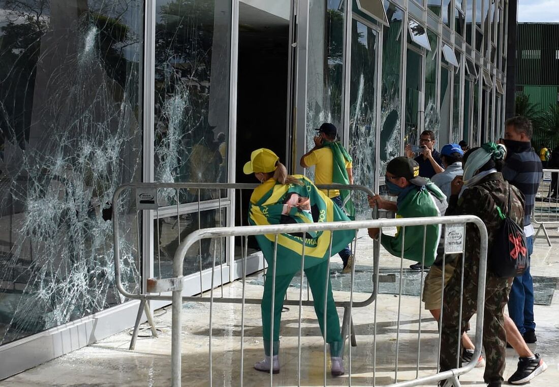 Após ataques aos Três Poderes, Brasília amanhece revirada nesta segunda
