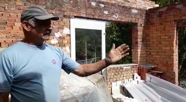 Moradores iniciam reconstrução de casa danificada pelo temporal em São Marcos