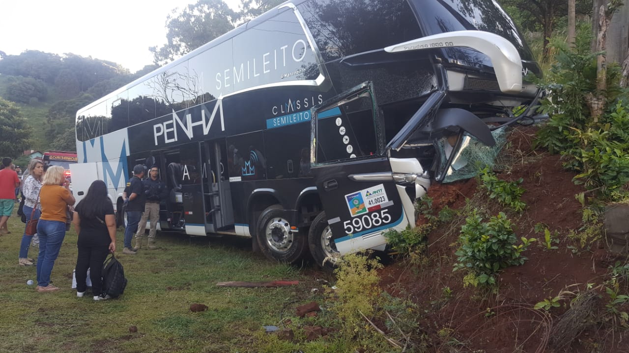 Acidente com ônibus deixa 5 feridos nesta terça-feira (17)