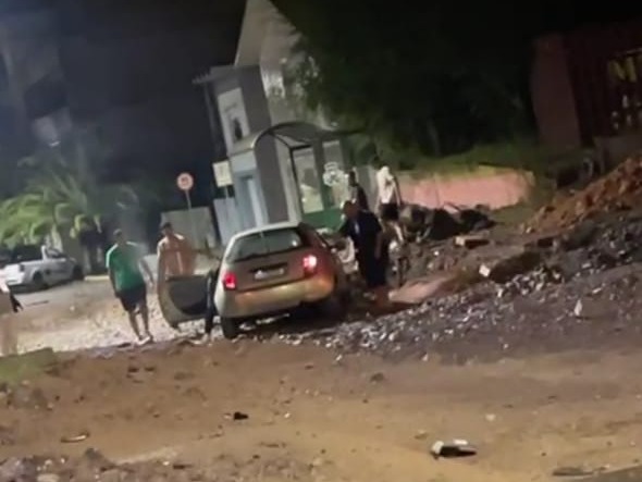 Em cerca de 12 horas, dois veículos invadiram canteiro de obras na Av. Venâncio Aires, em São Marcos