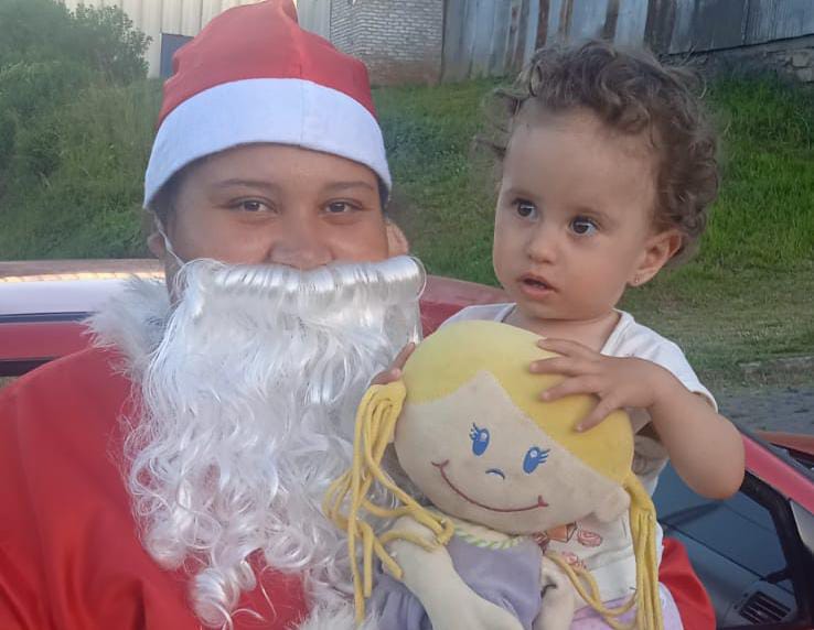 Com fantasia encontrada no lixo, catadora torna real o espírito de Natal