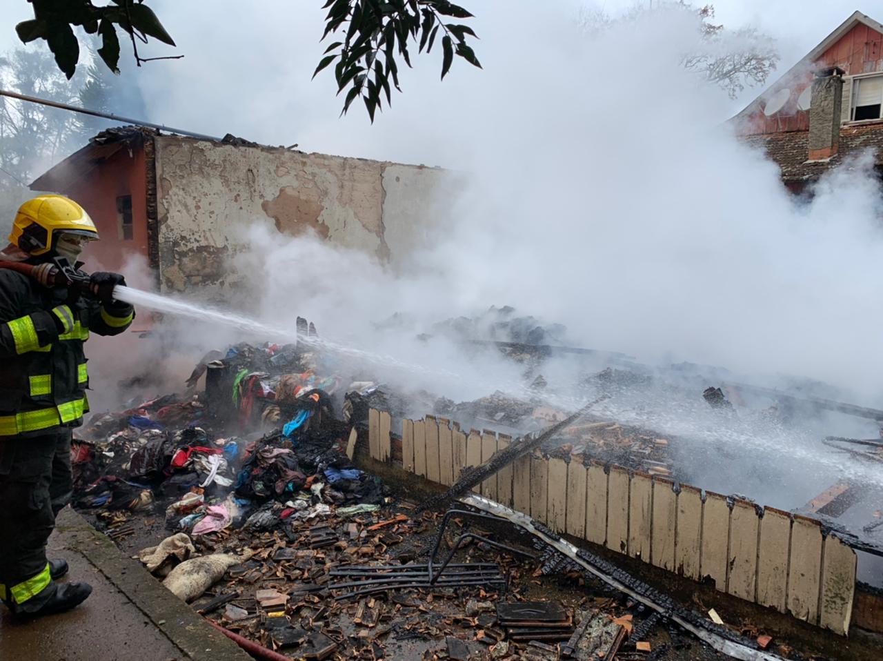 Incêndio destrói residência em Campestre da Serra