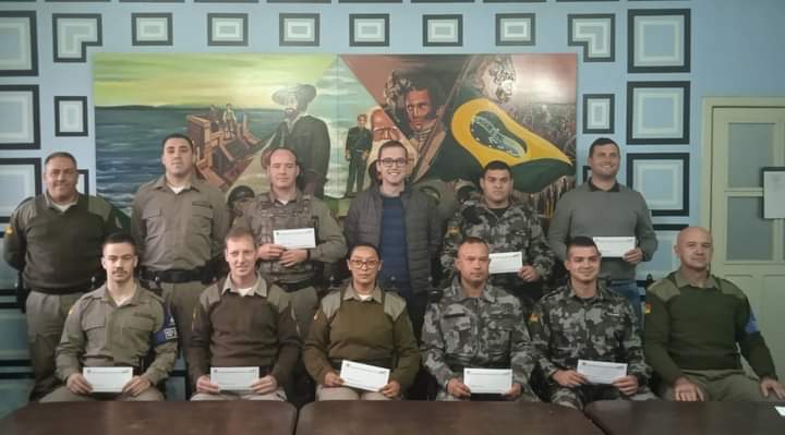 Brigadianos que atuaram no resgate de bebê em Vacaria são homenageados
