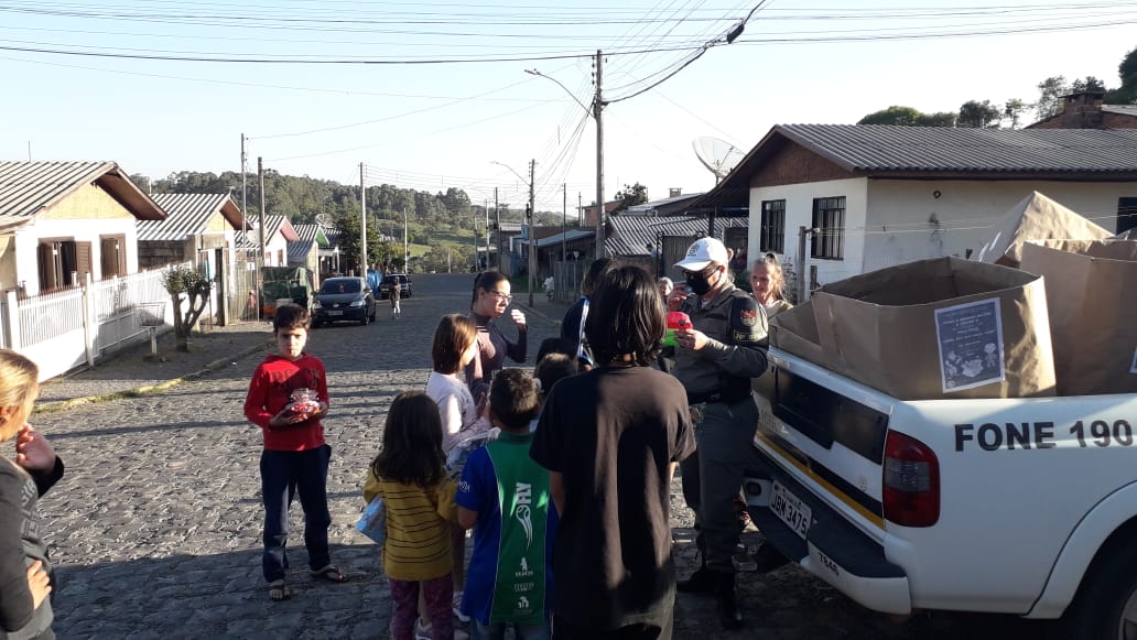 Brigada Militar de São Marcos entrega brinquedos arrecadados na ação ‘Criança Feliz’