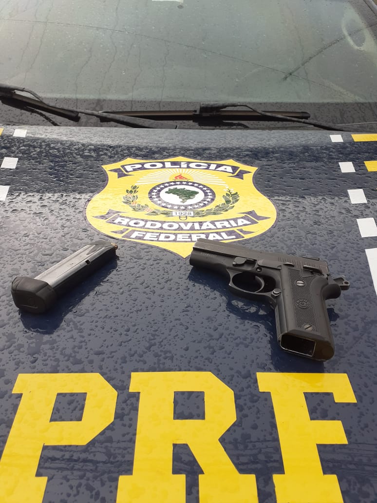 Operação Tamoio: PRF prende homem por porte ilegal de arma de fogo e recupera carro furtado em Caxias do Sul